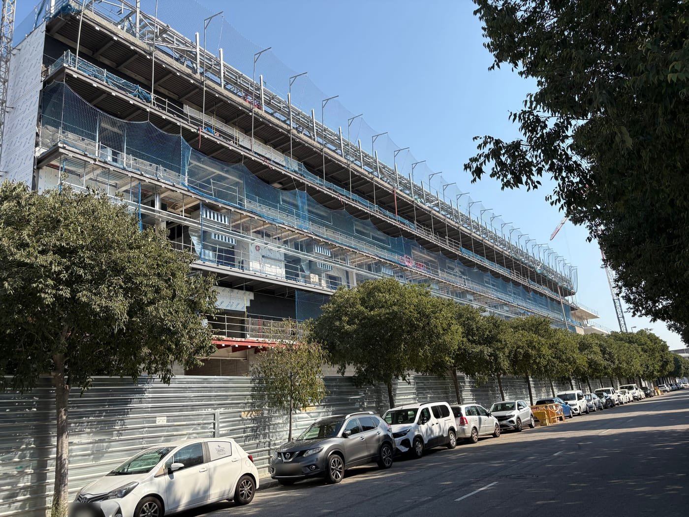 Frente longitudinal del pabellón en ejecución — Hall Zero — Fira Barcelona Gran Via