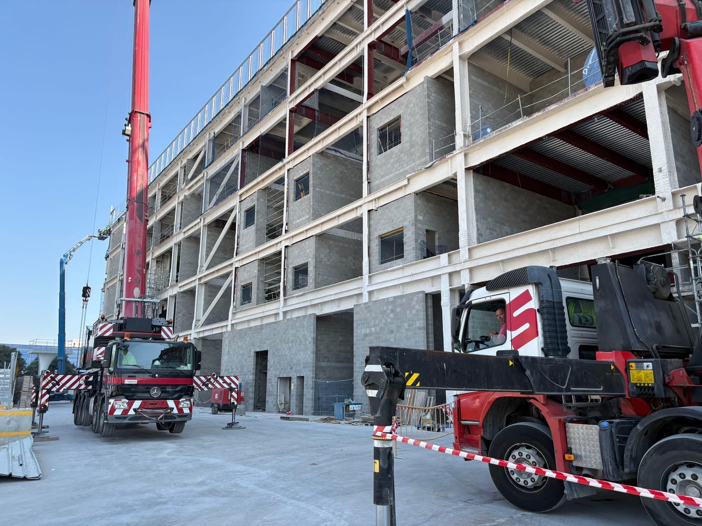 Montaje de estructura con grúa — Hall Zero — Fira Barcelona Gran Via