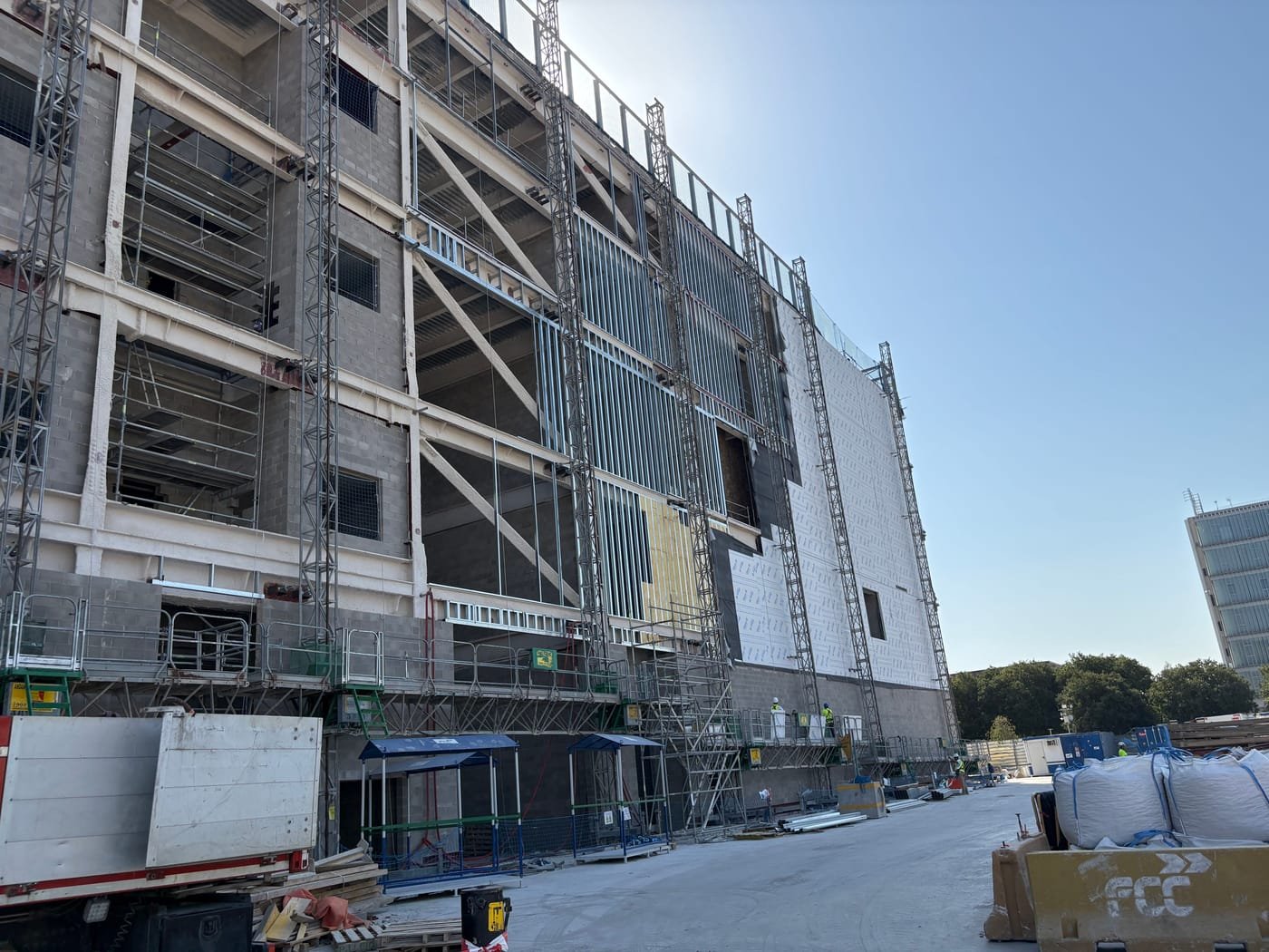 Colocación del cerramiento de fachada — Hall Zero — Fira Barcelona Gran Via