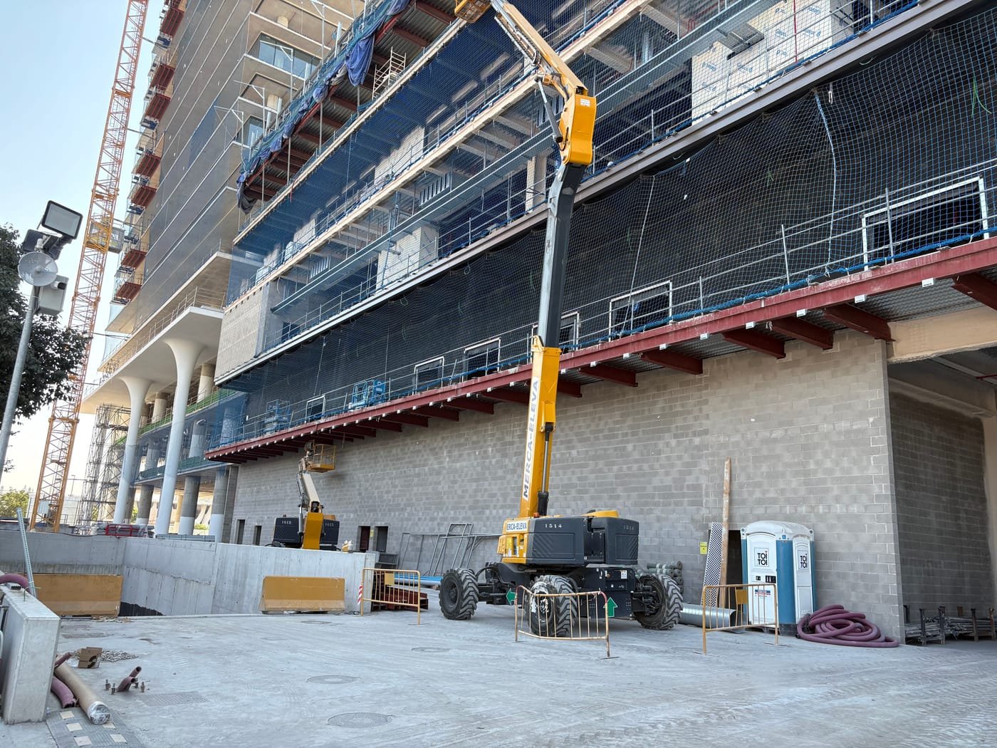 Trabajos en altura sobre fachada — Hall Zero — Fira Barcelona Gran Via