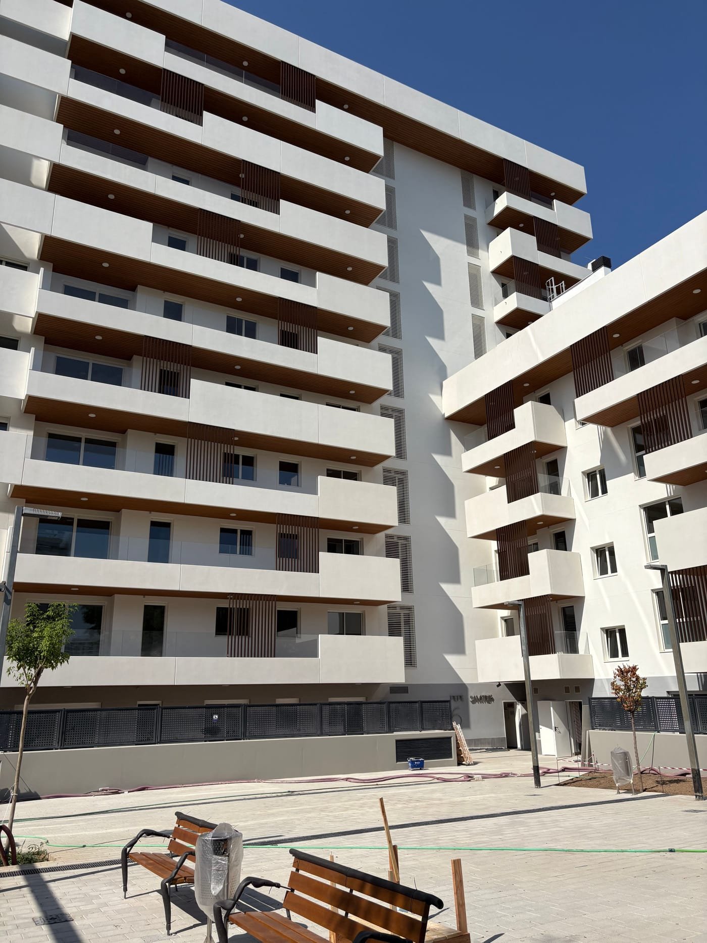 Plaza interior entre bloques — Más de 1.000 viviendas en Sant Joan Despí