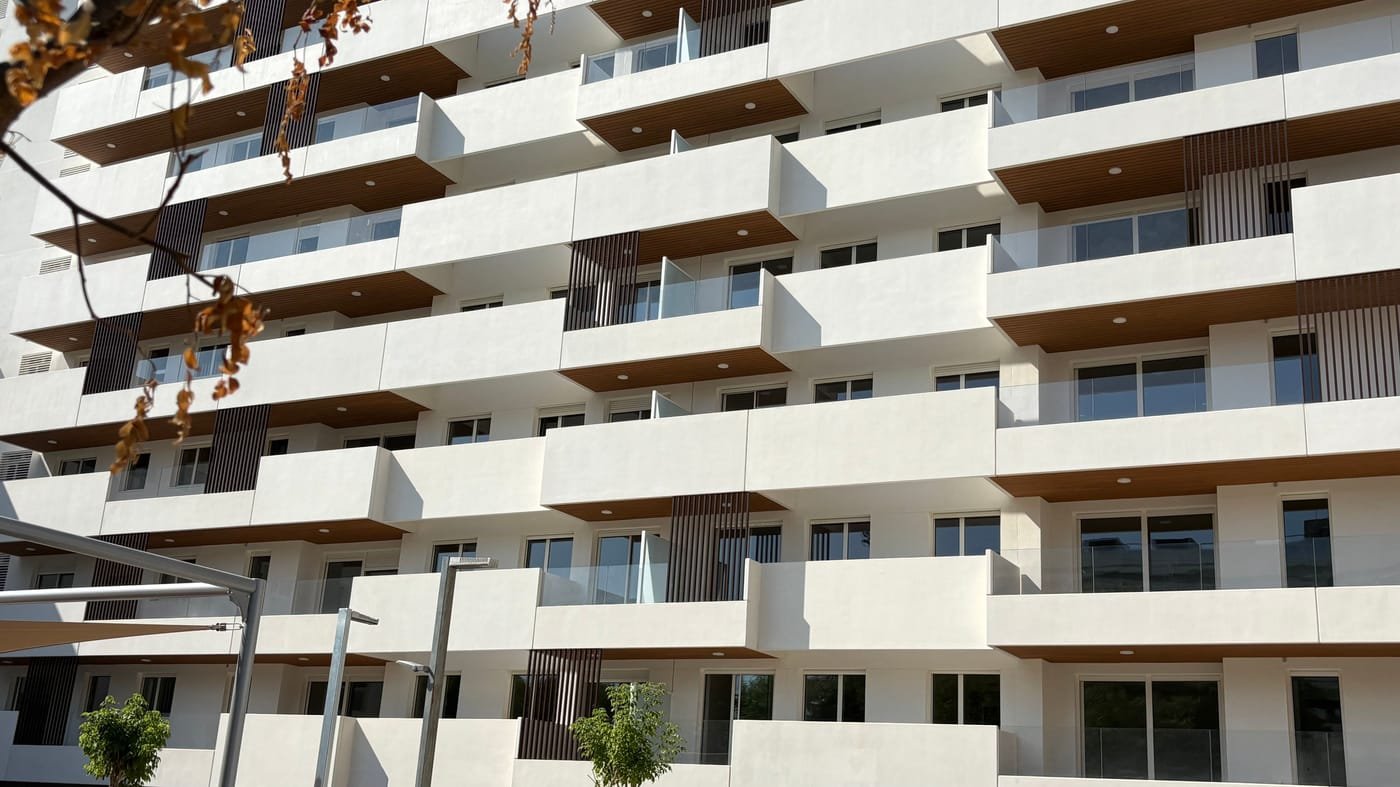 Ritmo de terrazas en voladizo — Más de 1.000 viviendas en Sant Joan Despí
