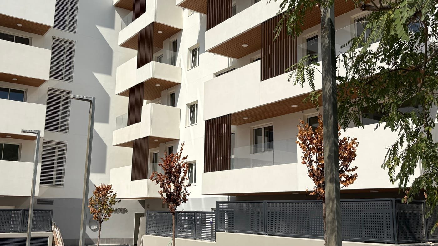 Celosías de madera y balcones — Más de 1.000 viviendas en Sant Joan Despí