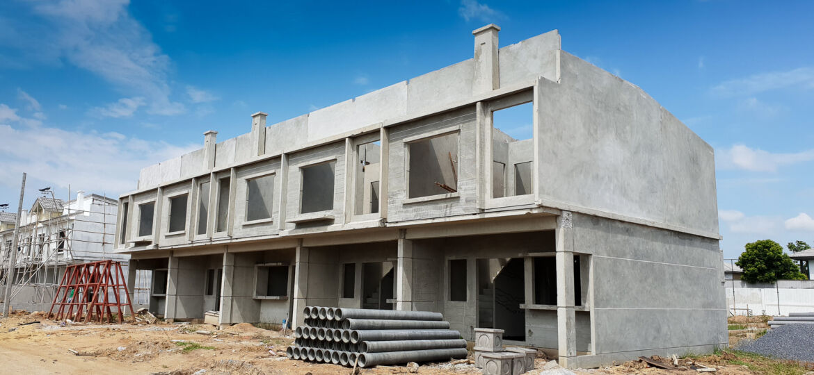 Row,Of,Townhouse,Prefabricated,Building,Isolated,On,Blue,Sky,Background.